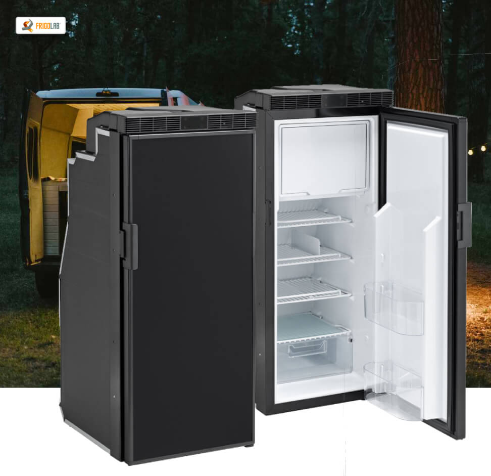 frigoriferi a compressore su uno sfondo boschivo con un van di fondo